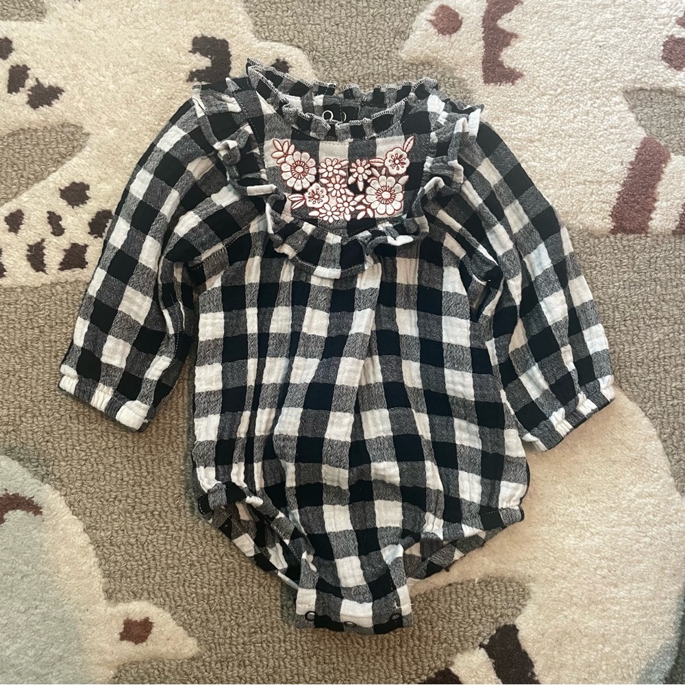 Cat & Jack Plaid Baby Romper (3-6m)
